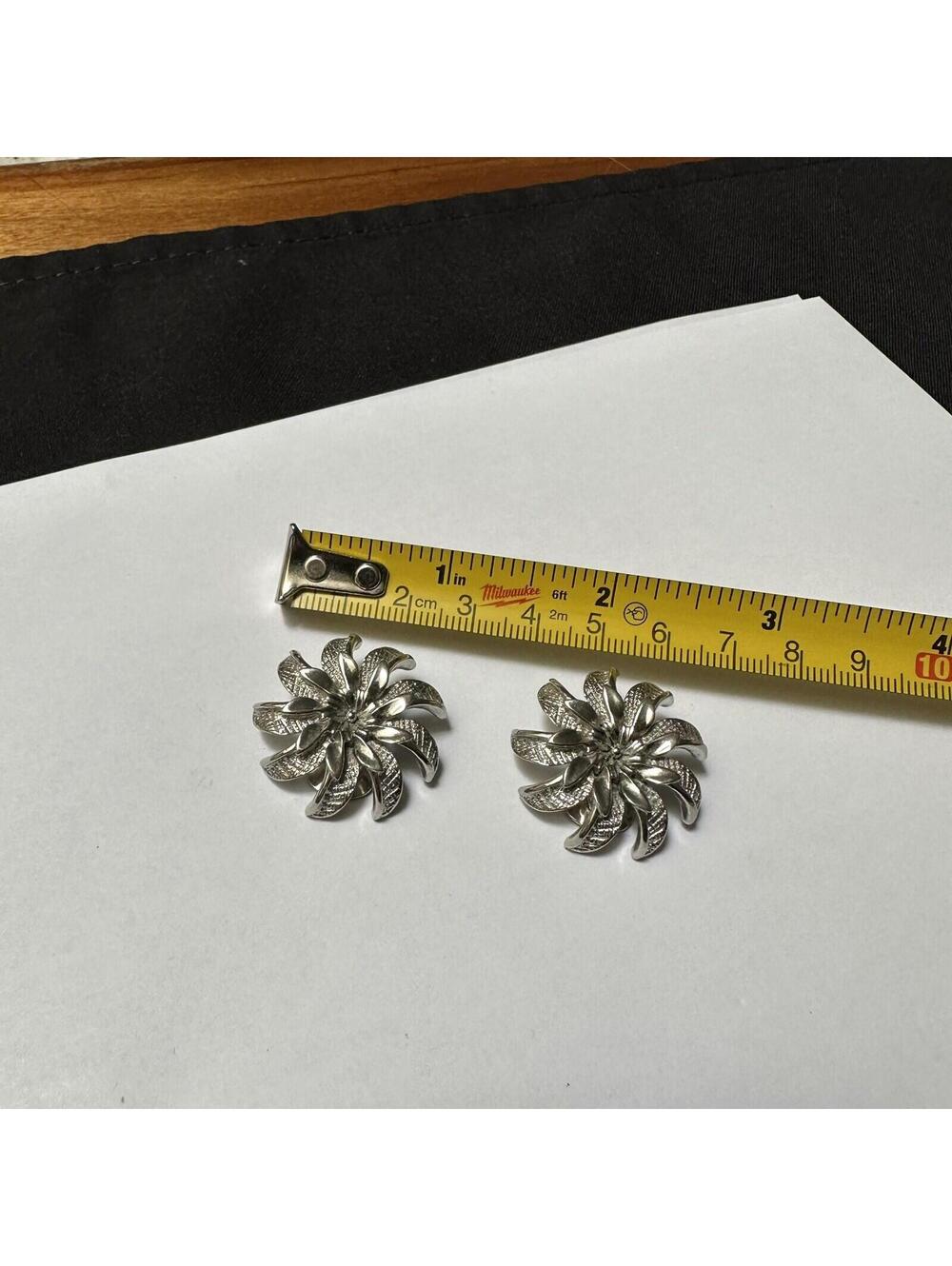Vintage Kramer Silver Tone Textured Flower Clip On Earrings Signed - Picture 3 of 8